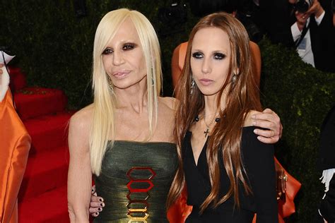 gianni versace e donatella in passerella|donatella versace and daughter.